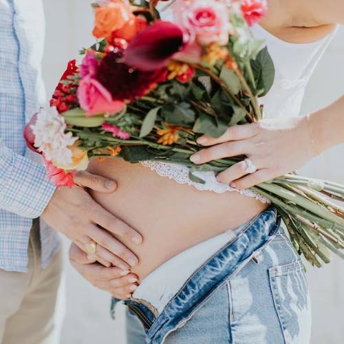 Pregnancy Glucose Test: Pregnant woman holding flowers