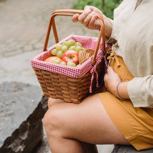 Pregnancy Glucose Test: Pregnant woman holding a basket of fruits
